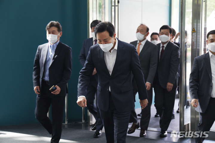 [서울=뉴시스] 김진아 기자 = '4선 서울시장'에 오른 오세훈 시장이 2일 오전 서울시청으로 출근을 하고 있다. 2022.06.02. blueosda@newsis.com