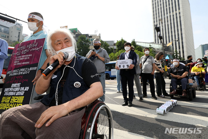 [서울=뉴시스] 백동현 기자 = 박경석 전국장애인차별철폐연대(전장연) 대표가 2일 오전 서울 중구 숭례문오거리에서 장애인권리예산 보장을 촉구하는 출근길 시위 행진 중 횡단보도에서 발언하고 있다. 2022.06.02. livertrent@newsis.com