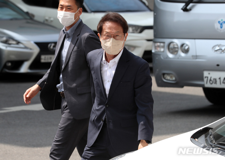 [서울=뉴시스] 이영환 기자 = 제8회 전국동시지방선거에서 서울시 교육감에 당선된 조희연 서울시 교육감이 지난 2일 오전 서울 종로구 서울시교육청으로 출근을 하고 있다. 2022.06.07. 20hwan@newsis.com