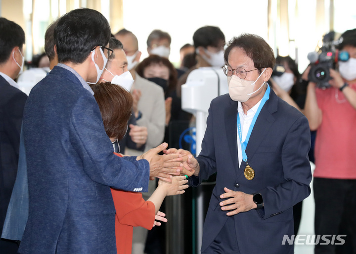 [서울=뉴시스] 이영환 기자 = 6·1 서울시교육감 선거에서 당선된 조희연 교육감이 지난 2일 오전 서울 종로구 서울시교육청으로 출근을 하며 직원들과 인사를 하고 있다. 2022.06.04. 20hwan@newsis.com