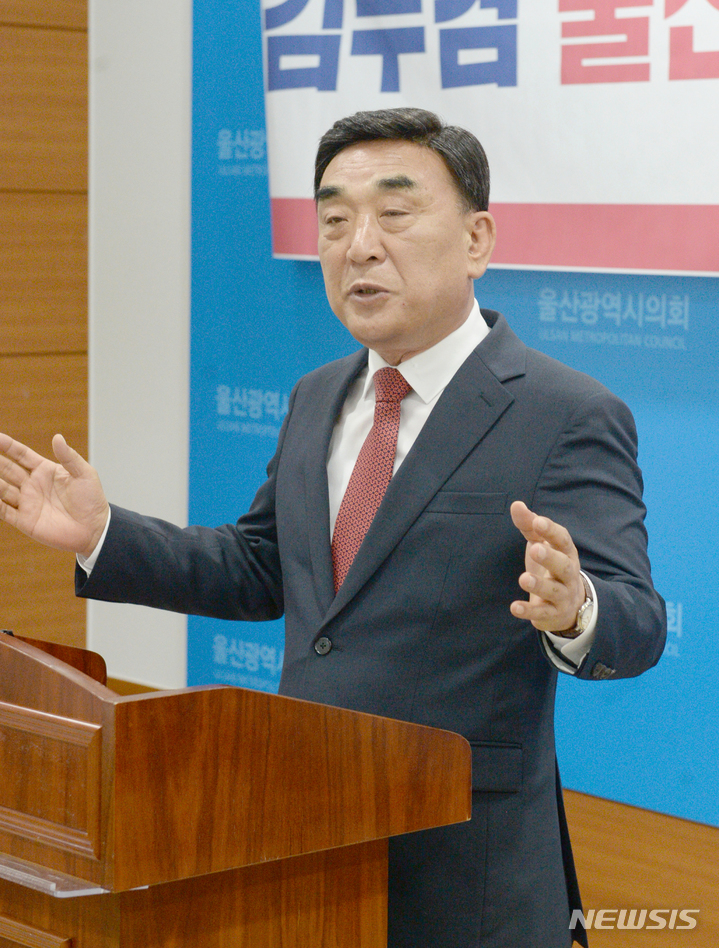 [울산=뉴시스] 배병수 기자 = 국민의힘 김두겸 울산시장 당선인이 2일 오전 울산시의회 프레스센터에서 기자회견을 열고 당선 소감을 밝히고 있다. 2022.06.02. bbs@newsis.com