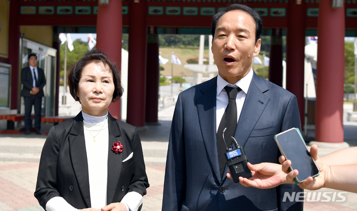 [광주=뉴시스] 류형근 기자 = 제8회 전국동시지방선거 광주시장에 도전했던 국민의힘 주기환 후보와 김용님 광주 광역의회 비례대표 당선자가가 2일 오전 광주 북구 운정동 국립5·18민주묘지를 참배한 뒤 향후 계획에 대해 설명하고 있다. 2022.06.02. hgryu77@newsis.com