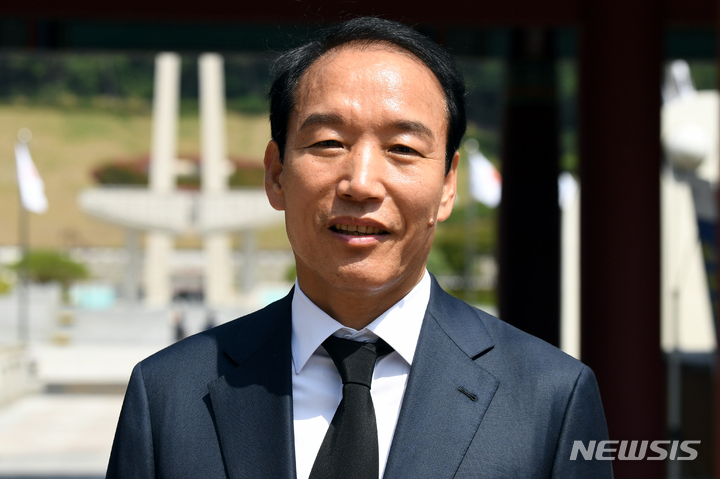 [광주=뉴시스] 류형근 기자 = 제8회 전국동시지방선거 광주시장에 도전했던 국민의힘 주기환 후보가 2일 오전 광주 북구 운정동 국립5·18민주묘지를 참배한 뒤 향후 계획에 대해 설명하고 있다. 2022.06.02. hgryu77@newsis.com