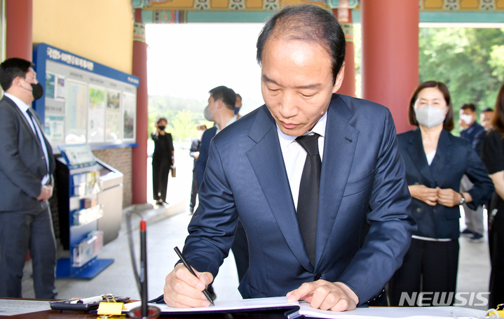 [광주=뉴시스] 류형근 기자 = 제8회 전국동시지방선거 광주시장에 도전했던 국민의힘 주기환 후보가 2일 오전 광주 북구 운정동 국립5·18민주묘지 참배에 앞서 방명록을 작성하고 있다. 2022.06.02. hgryu77@newsis.com