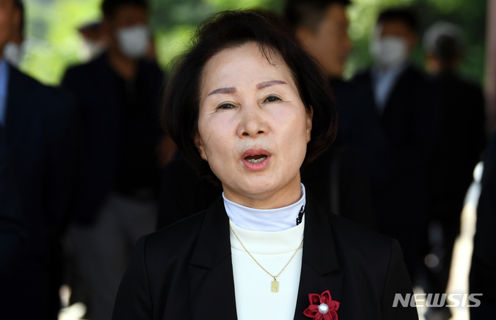 [광주=뉴시스] 류형근 기자 = 제8회 전국동시지방선거 광주 광역의회 비례대표로 당선된 국민의힘 김용님 당선자가 2일 오전 광주 북구 운정동 국립5·18민주묘지를 참배한 뒤 공약을 설명하고 있다. 민주당 일색의 광주 광역의회에 보수정당인 국민의힘 의원 배출은 1995년 1회 지방선거 이후 27년 만이다. 2022.06.02. hgryu77@newsis.com