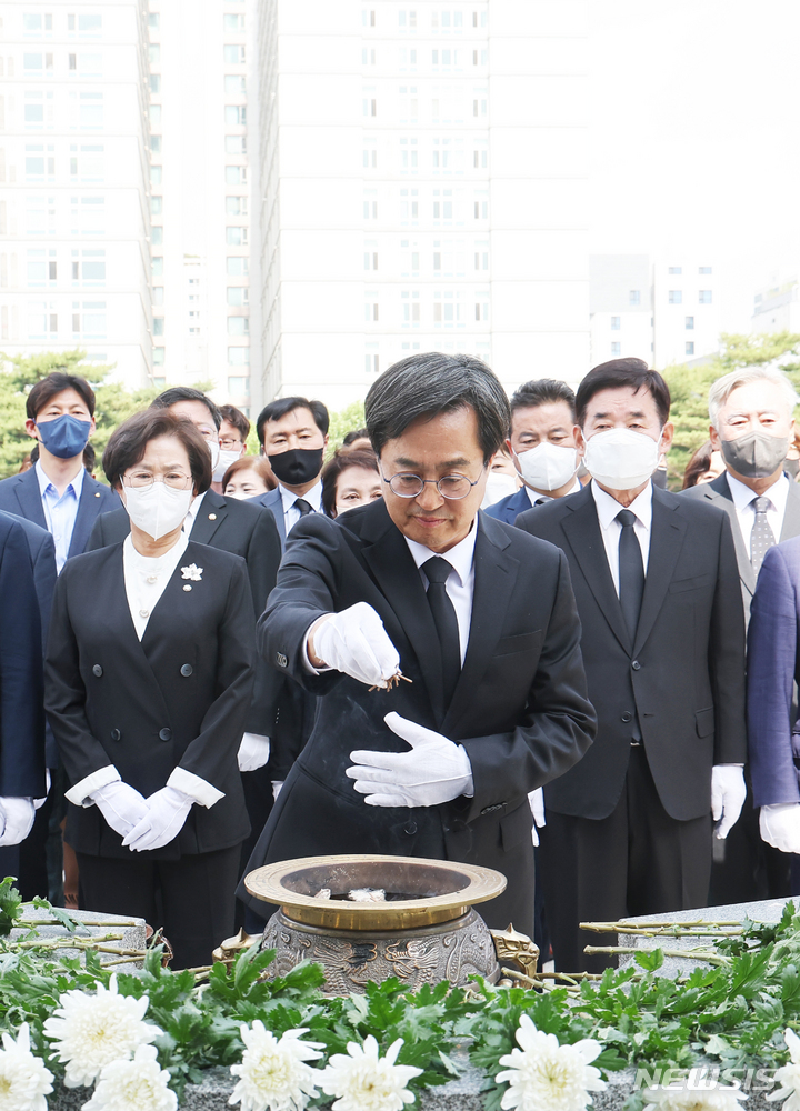 [수원=뉴시스] 김종택기자 = 김동연 더불어민주당 경기도지사 당선인이 2일 오전 경기도 수원시 팔달구 인계동 현충탑을 참배하고 있다. 2022.06.02. jtk@newsis.com