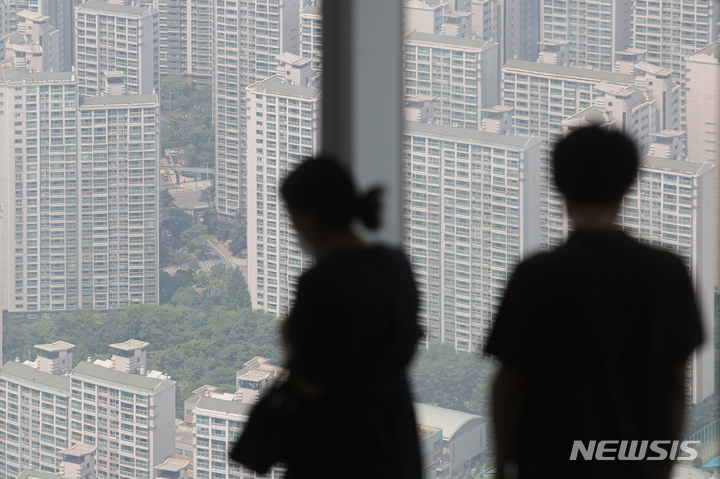 [서울=뉴시스] 권창회 기자 = 서울 송파구 롯데월드타워 서울스카이에서 바라본 아파트 단지 모습. 2022.06.02. kch0523@newsis.com