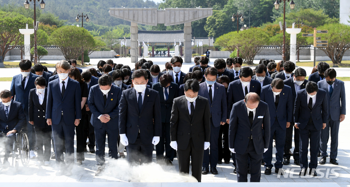 [광주=뉴시스] 류형근 기자 = 제8회 전국동시지방선거 더불어민주당 광주지역 당선자들이 2일 오전 광주 북구 운정동 국립5·18민주묘지를 참배 하고 있다. 2022.06.02. hgryu77@newsis.com