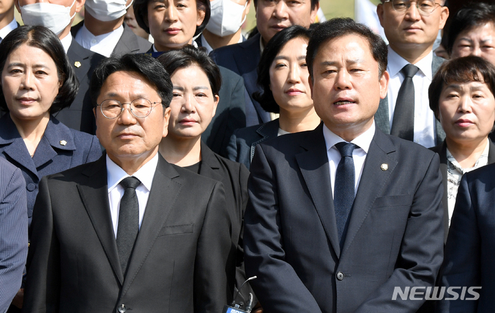 [광주=뉴시스] 류형근 기자 = 제8회 전국동시지방선거 광주시장에 당선된 더불어민주당 강기정 당선자와 송갑석 광주시당위원장이 2일 오전 광주 북구 운정동 국립5·18민주묘지 참배 한 뒤 선거 소회를 밝히고 있다. 2022.06.02. hgryu77@newsis.com