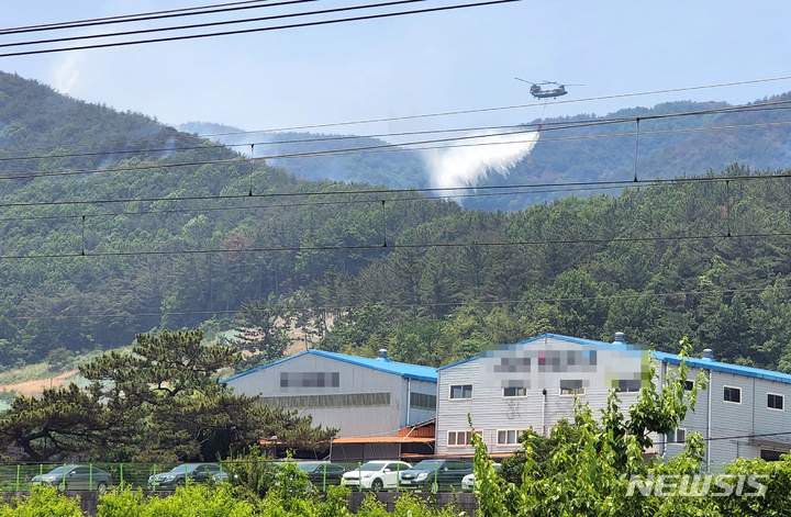 [밀양=뉴시스] 안지율 기자 = 경남 밀양 산불이 3일째 이어지고 있는 2일 오후 밀양시 상동면 신안마을 뒷산 일원에서 군 헬기가 진화작업을 하고 있다. 2022.06.02. alk9935@newsis.com