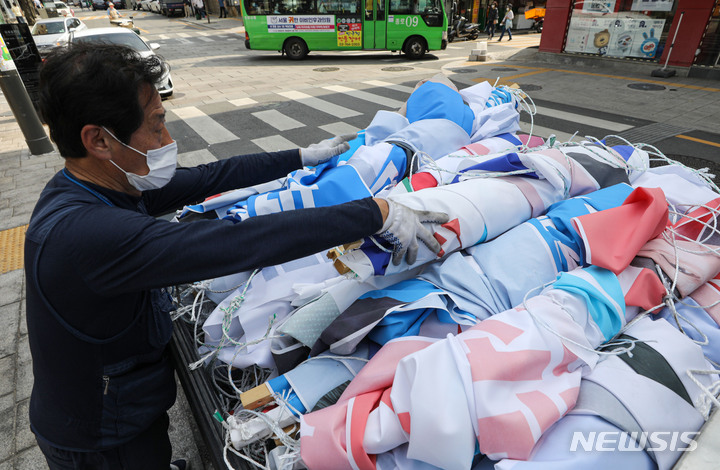 [서울=뉴시스] 권창회 기자 = 제8회 전국동시지방선거 다음 날인 지난 2일 오후 서울 종로구 통인시장 일대에서 종로구청 관계자들이 선거 현수막을 철거하고 있다. 2022.06.02. kch0523@newsis.com