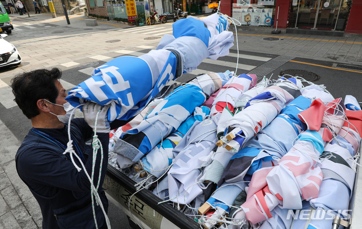 [서울=뉴시스] 권창회 기자 = 제8회 전국동시지방선거 다음 날인 2일 오후 서울 종로구 통인시장 일대에서 종로구청 관계자들이 선거 현수막을 철거하고 있다. 2022.06.02. kch0523@newsis.com