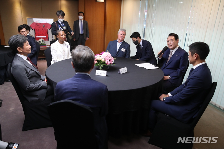 [서울=뉴시스] 전신 기자 = 윤석열 대통령이 2일 서울 마포구 서울월드컵경기장에서 2002 한일 월드컵 20주년을 맞아 히딩크 전 감독을 비롯한 2002 월드컵 국가대표 선수단과 만찬에 앞서 발언하고 있다. 2022.06.02. photo1006@newsis.com