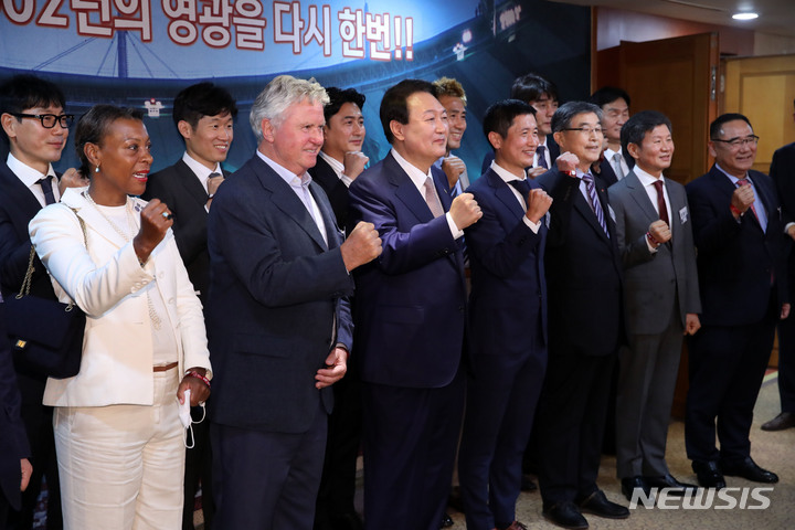 [서울=뉴시스] 전신 기자 = 윤석열 대통령이 2일 서울 마포구 서울월드컵경기장에서 2002 한일 월드컵 20주년을 맞아 히딩크 전 감독을 비롯한 2002 월드컵 국가대표 선수단과 만찬하기 전 기념촬영을 하고 있다. 2022.06.02. photo1006@newsis.com