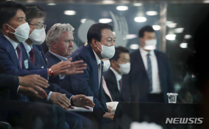 [서울=뉴시스] 전신 기자 = 윤석열 대통령이 2일 서울 마포구 서울월드컵경기장에서 열린 대한민국과 브라질 축구 국가대표팀 친선경기를 관람하고 있다. 2022.06.02. photo1006@newsis.com