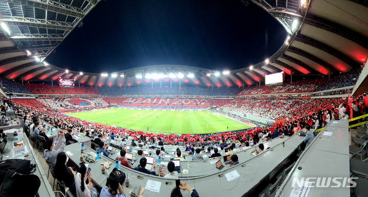 [서울=뉴시스] 전신 기자 = 2일 서울 마포구 서울월드컵경기장에서 열린 대한민국과 브라질 축구 국가대표팀 친선경기에 앞서 대형 태극기와 어게인 2002 카드섹션이 진행되고 있다. 2022.06.02. photo1006@newsis.com