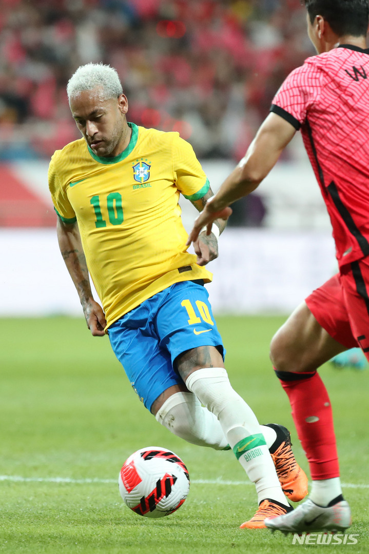 [서울=뉴시스] 권창회 기자 = 2일 오후 서울 마포구 서울월드컵경기장에서 열린 하나은행 초청 친선경기 대한민국과 브라질의 경기, 브라질 네이마르가 드리블 하고 있다. 2022.06.02. kch0523@newsis.com