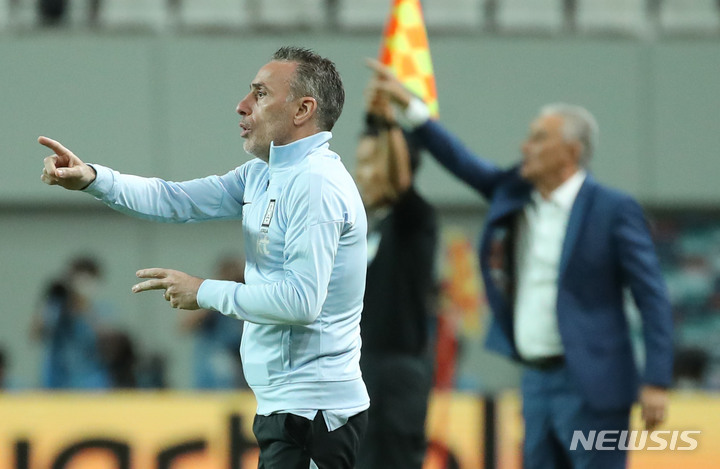 [서울=뉴시스] 권창회 기자 = 2일 오후 서울 마포구 서울월드컵경기장에서 열린 하나은행 초청 친선경기 대한민국과 브라질의 경기, 대한민국 파울루 벤투 감독이 선수들에게 지시를 하고 있다. 2022.06.02. kch0523@newsis.com