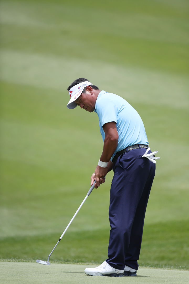 [서울=뉴시스] 고승민 기자 = 2일 제주 핀크스골프클럽에서 열린 SK텔레콤 오픈2022 1라운드에서 최경주가 1번홀 퍼팅을 하고 있다. (사진=KPGA 제공) 2022.06.02. photo@newsis.com *재판매 및 DB 금지