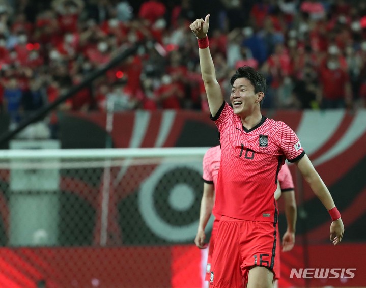 [서울=뉴시스] 조수정 기자 = 2일 오후 서울 마포구 서울월드컵경기장에서 열린 하나은행 초청 친선경기 대한민국과 브라질의 경기, 황의조가 첫 골을 터트린 뒤 세리머니 하고 있다. 2022.06.02. chocrystal@newsis.com