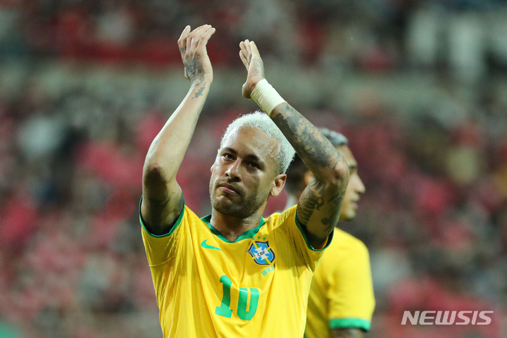 [서울=뉴시스] 권창회 기자 = 2일 오후 서울 마포구 서울월드컵경기장에서 열린 하나은행 초청 친선경기 대한민국과 브라질의 경기, 브라질 네이마르가 골을 넣은 뒤 팬들에게 박수치고 있다. 2022.06.02. kch0523@newsis.com