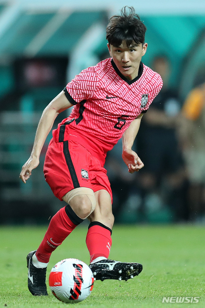 [서울=뉴시스] 백동현 기자 = 2일 오후 서울 마포구 서울월드컵경기장에서 열린 하나은행 초청 친선경기 대한민국과 브라질의 경기, 황인범이 패스하고 있다. 2022.06.02. livertrent@newsis.com