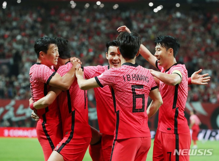 [서울=뉴시스] 조수정 기자 = 2일 오후 서울 마포구 서울월드컵경기장에서 열린 하나은행 초청 친선경기 대한민국과 브라질의 경기, 황의조가 첫 골을 터트린 뒤 손흥민 등 동료들과 기쁨을 나누고 있다. 2022.06.02. chocrystal@newsis.com