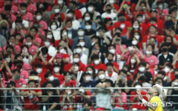 [서울=뉴시스] 정병혁 기자 = 22일 오후 서울 마포구 서울월드컵경기장에서 열린 하나은행 초청 친선경기 대한민국과 브라질의 경기, 브라질 네이마르가 패널티킥에 성공한 뒤 기뻐하고 있다. 2022.06.02. jhope@newsis.com