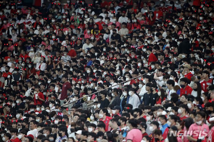 [서울=뉴시스] 정병혁 기자 = 22일 오후 서울 마포구 서울월드컵경기장에서 열린 하나은행 초청 친선경기 대한민국과 브라질의 경기에서 관중들이 응원을 하고 있다. 2022.06.02. jhope@newsis.com