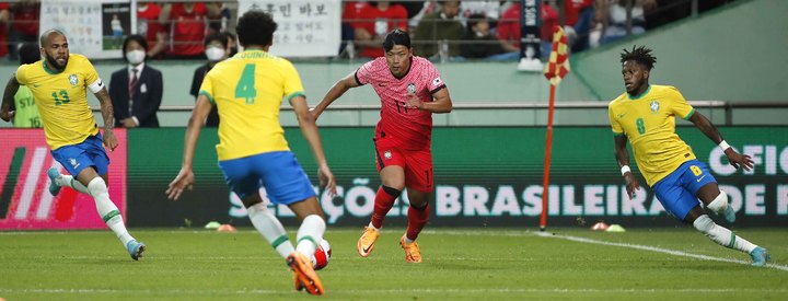 [서울=뉴시스] 정병혁 기자 = 22일 오후 서울 마포구 서울월드컵경기장에서 열린 하나은행 초청 친선경기 대한민국과 브라질의 경기, 대한민국 황희찬이 돌파하고 있다. 2022.06.02. jhope@newsis.com