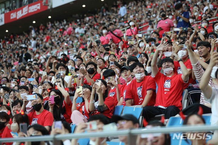 [서울=뉴시스] 백동현 기자 = 2일 오후 서울 마포구 서울월드컵경기장에서 열린 하나은행 초청 친선경기 대한민국과 브라질의 경기, 관중들이 경기를 보며 환호하고 있다. 2022.06.02. livertrent@newsis.com