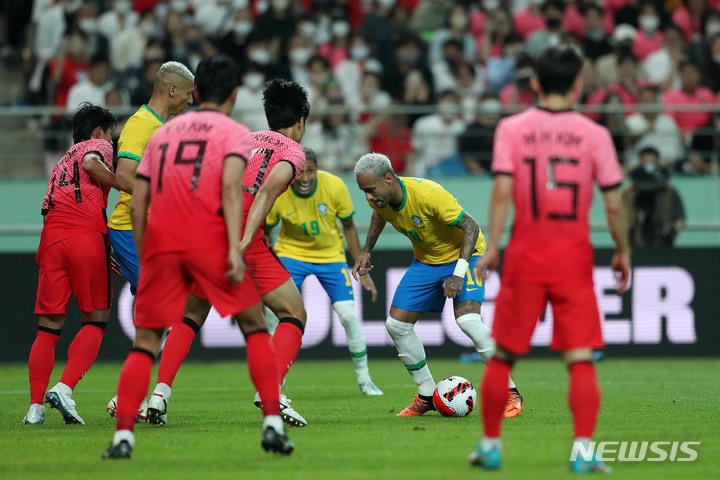 [서울=뉴시스] 백동현 기자 = 2일 오후 서울 마포구 서울월드컵경기장에서 열린 하나은행 초청 친선경기 대한민국과 브라질의 경기, 네이마르가 대한민국 선수들 사이에서 드리블하고 있다. 2022.06.02. livertrent@newsis.com