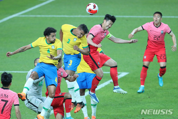 [서울=뉴시스] 이영환 기자 = 2일 오후 서울 마포구 서울월드컵경기장에서 열린 하나은행 초청 친선경기 대한민국과 브라질의 경기 후반전, 손흥민 등이 경합을 벌이고 있다. 2022.06.02. 20hwan@newsis.com