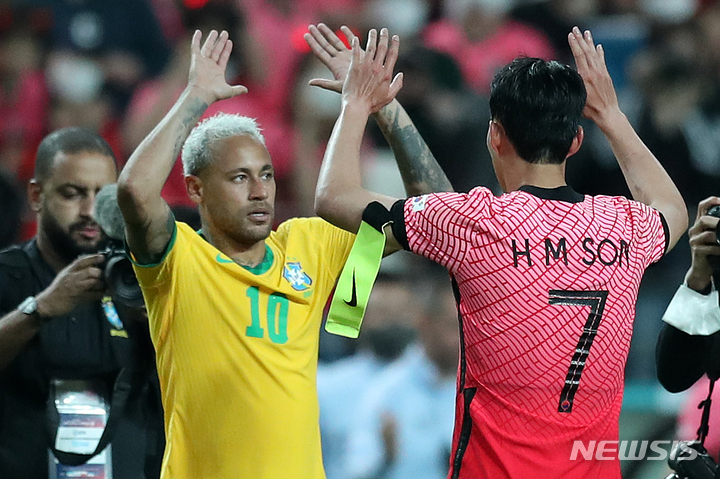 [서울=뉴시스] 백동현 기자 = 2일 오후 서울 마포구 서울월드컵경기장에서 열린 하나은행 초청 친선경기 대한민국과 브라질의 경기 종료 후 손흥민과 네이마르가 인사하고 있다. 2022.06.02. livertrent@newsis.com