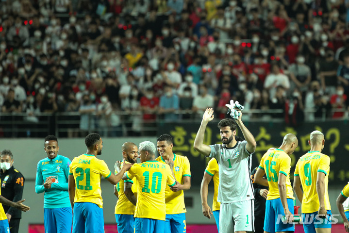 [서울=뉴시스] 권창회 기자 = 2일 오후 서울 마포구 서울월드컵경기장에서 열린 하나은행 초청 친선경기 대한민국과 브라질의 경기,5대 1로 승리한 브라질 선수들이 팬들에게 인사하고 있다. 2022.06.02. kch0523@newsis.com