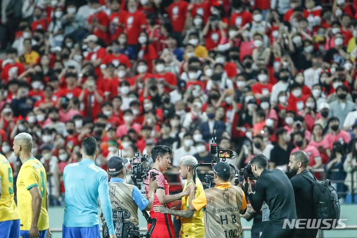 [서울=뉴시스] 정병혁 기자 = 22일 오후 서울 마포구 서울월드컵경기장에서 열린 하나은행 초청 친선경기 대한민국과 브라질의 경기, 대한민국 손흥민과 브라질 네이마르가 인사를 나누고 있다. 2022.06.02. jhope@newsis.com
