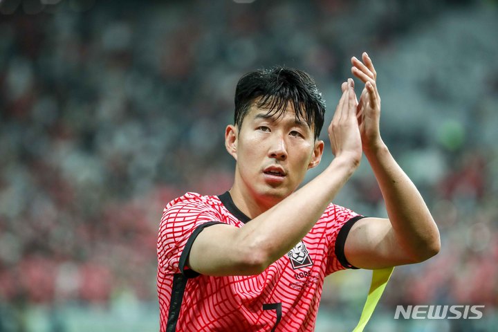 [서울=뉴시스] 정병혁 기자 = 22일 오후 서울 마포구 서울월드컵경기장에서 열린 하나은행 초청 친선경기 대한민국과 브라질의 경기를 마친 대한민국 손흥민이 관중들에게 인사하고 있다. 2022.06.02. jhope@newsis.com