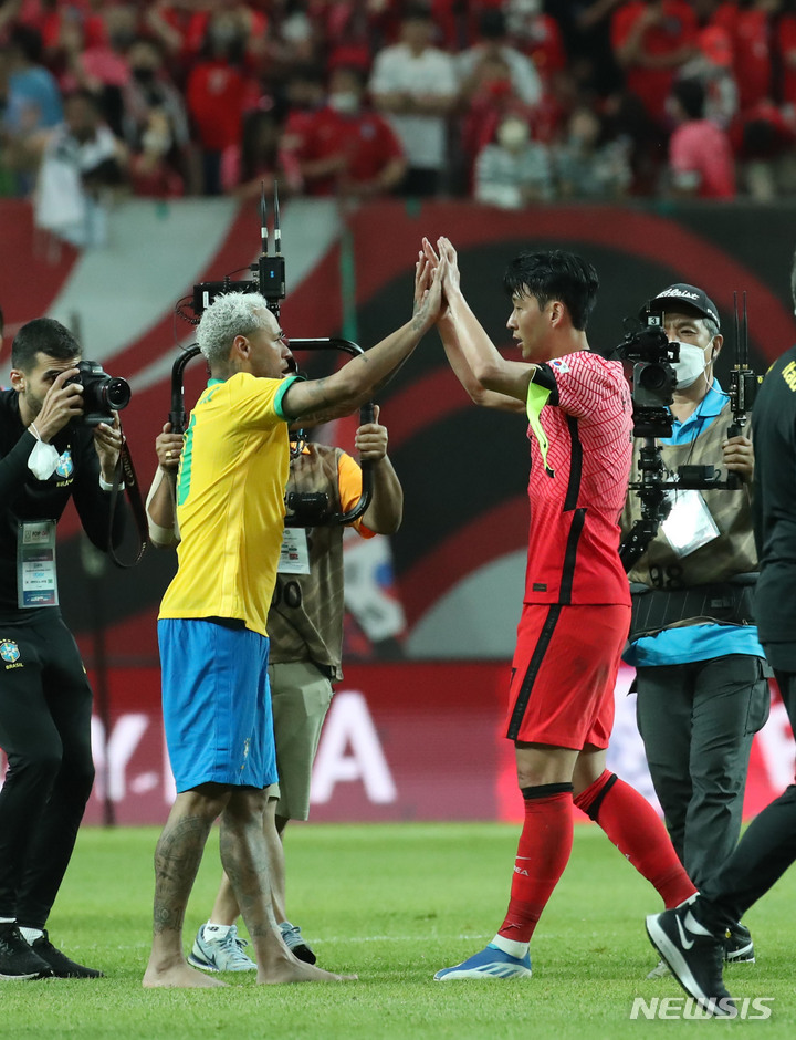 [서울=뉴시스] 조수정 기자 = 2일 오후 서울 마포구 서울월드컵경기장에서 열린 하나은행 초청 친선경기 대한민국과 브라질의 경기, 1대5로 경기를 마친 뒤 손흥민과 브라질 네이마르가 인사 나누고 있다. 네이마르는 맨발로 손흥민과 인사를 나눴다. 2022.06.02. chocrystal@newsis.com