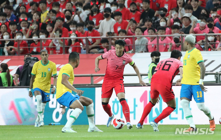 [서울=뉴시스] 조수정 기자 = 2일 오후 서울 마포구 서울월드컵경기장에서 열린 하나은행 초청 친선경기 대한민국과 브라질의 경기, 손흥민과 네이마르가 볼다툼 하고 있다. 2022.06.02. chocrystal@newsis.com