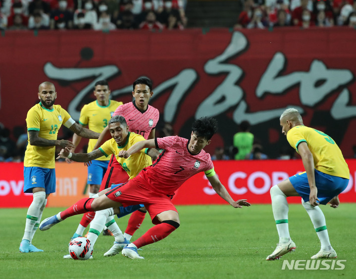 [서울=뉴시스] 조수정 기자 = 2일 오후 서울 마포구 서울월드컵경기장에서 열린 하나은행 초청 친선경기 대한민국과 브라질의 경기, 손흥민이 드리블 돌파 하고 있다. 2022.06.02. chocrystal@newsis.com