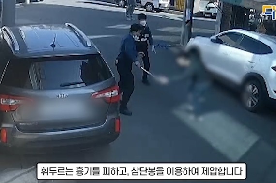 [서울=뉴시스]경찰이 흉기를 휘두르고 있는 A씨를 삼단봉으로 제압하고 있는 모습. 경찰청 페이스북 캡처 *재판매 및 DB 금지