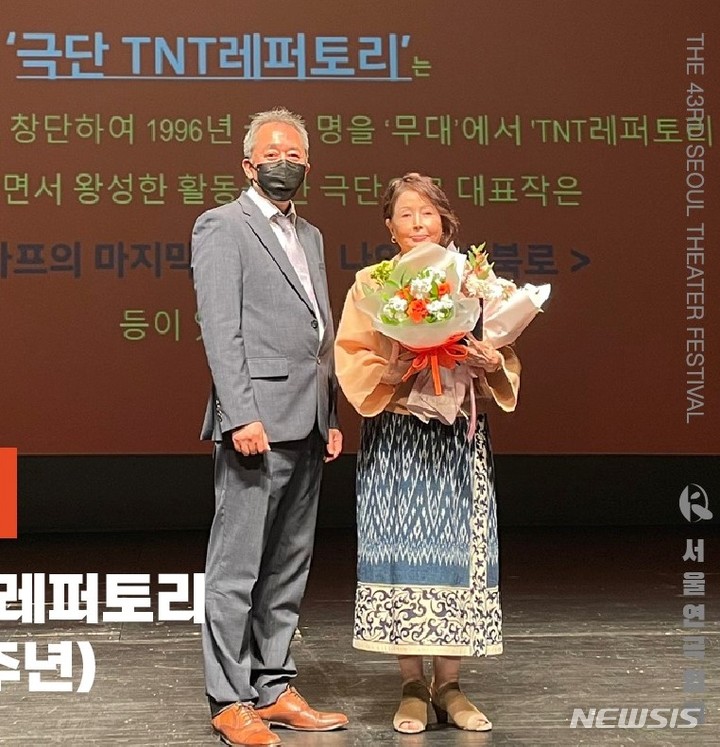 [창원=뉴시스] 창원대학교 영어영문학과 이지훈(오른쪽) 명예교수가 극단 TNT레퍼토리 대표로서 서울연극협회 '특별공로상'을 수상하고 있다.(사진=창원대 제공) 2022.06.03. photo@newsis.com