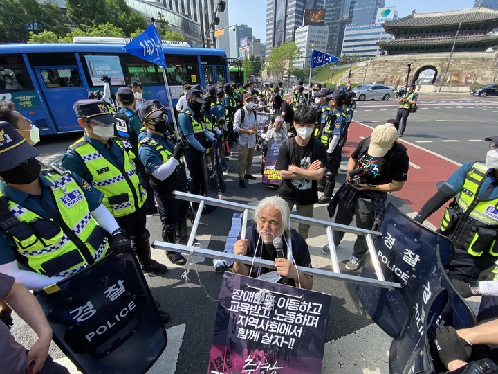 [서울=뉴시스] 전재훈 기자 = 박경석 전국장애인차별철폐연대(전장연) 대표를 비롯한 회원들이 3일 오전 서울 중구 남대문로 횡단보도에서 장애인권리예산 보장을 촉구하는 출근길 시위 행진을 하고 있다. 2022.06.03. kez@newsis.com *재판매 및 DB 금지