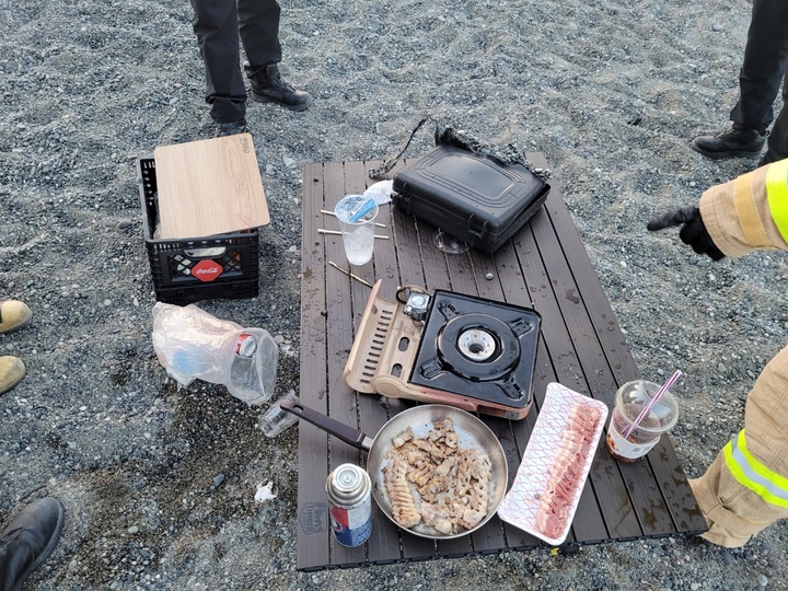 [울산=뉴시스] 박수지 기자 =2일 오후 7시께 울산시 북구 몽돌해변에서 휴대용 가스버너의 부탄가스 캔이 터져 소방당국이 안전조치를 하고 있다. 2022.06.03. photo@newsis.com. (사진=울산소방본부 제공) *재판매 및 DB 금지