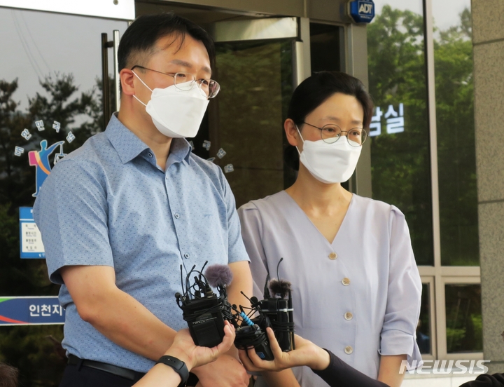 [인천=뉴시스] 김동영 기자 = ‘계곡살인’으로 재판에 넘겨진 이은해(31·여)씨와 조현수(30)씨의 첫 공판기일인 3일 오전 인천 미추홀구 인천지법에서 피해자 유가족이 심정을 토로하고 있다. 2022.06.03. dy0121@newsis.com 