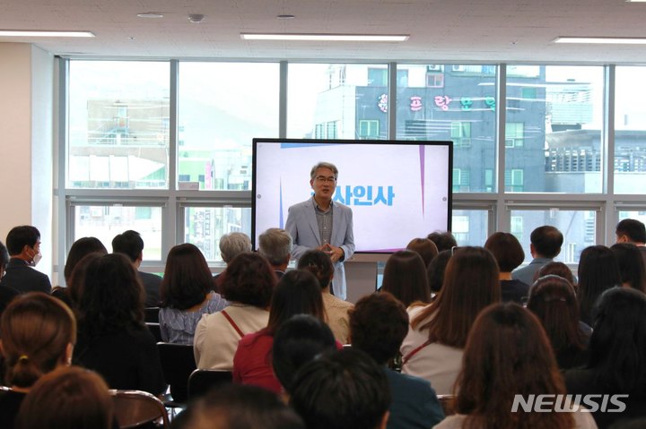 [창원=뉴시스] 홍정명 기자= 박종훈 경남교육감 당선인이 3일 오전 선거대책본부 해단식에서 감사 인사말을 하고 있다.(사진=박종훈 후보 선대본 제공) 2022.06.03. photo@newsis.com