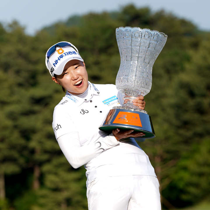 정윤지 프로가 우승컵을 들고 활짝 웃고 있다. (사진=고령군 제공) *재판매 및 DB 금지