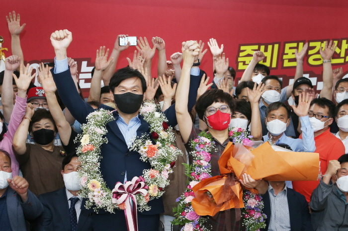 당선 기쁨을 나누는 조현일 경산시장 당선인 부부 *재판매 및 DB 금지