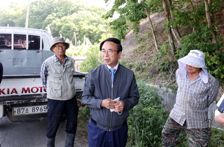 임실군수 선거에 당선된 후 곧바로 군정에 복귀한 심민 군수가 가뭄현장부터 달려가 대응책 마련에 나섰다. 농민들을 만난 심민 군수(가운데)가 가뭄 현장의 들녁을 바라보고 있다. *재판매 및 DB 금지