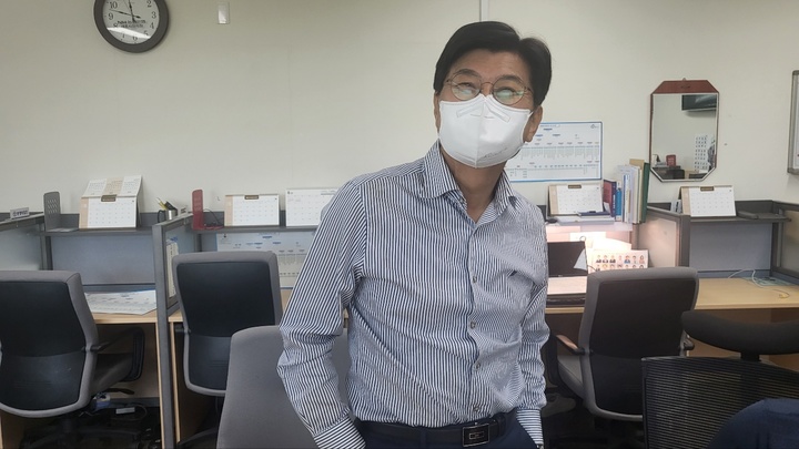 [뉴시스=세종]3일 세종시청에 있는 기자실을 불쑥 찾아 50여분간 대화한 후 활짝 웃으며 일어서는 이춘희 세종시장. 2022.06.03. ssong1007@newsis.com *재판매 및 DB 금지